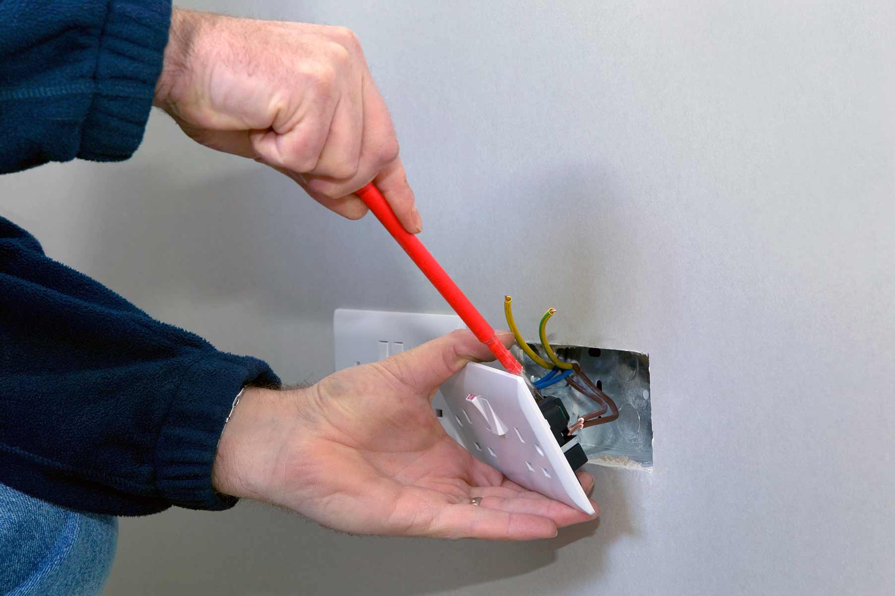 Our electricians can install plug sockets for domestic and commercial proeprties in St Neots and the local area. 